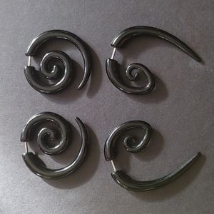 Fake black plugs